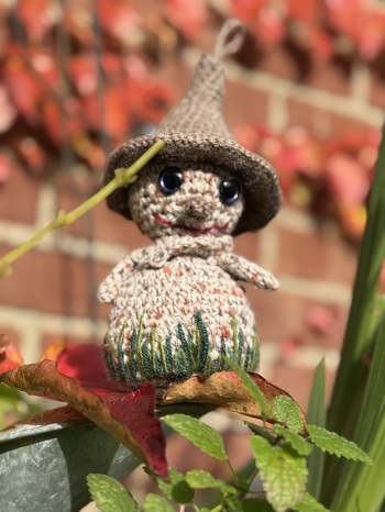 Dieser süße kleine Herbstwichtel zaubert jedem Betrachter ein Lächeln aufs Gesicht, gefolgt von einem: „oh, wie süß ist der denn bitte“.
Die Anleitung hierzu ist gut durchdacht und einfach nachzuarbeiten. Spaßfaktor garantiert.
Und mit einem kleinen Stein, ganz unten, vor dem Zunähen, sitzt er auch richtig schön stabil !