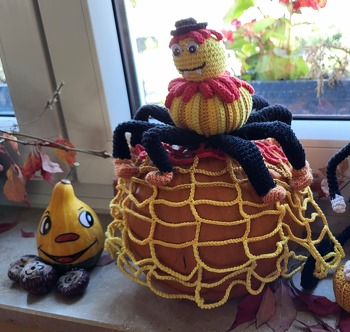 Vampi, die Kürbisspinne von Angie Design, schnell und einfach nachgehäkelt. Einfach super