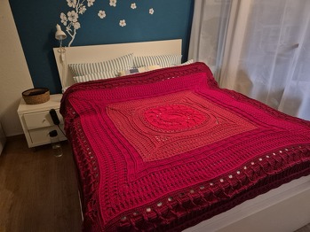 Nach zwei Jahren (3 mal im Krankenhaus) ist die Decke fertig. Mit der Anleitung bin ich gut zurecht gekommen, auch wenn ich einige Male ein Fehler genascht habe und es wieder aufziehen musste. Eine tolle Decke. Danke