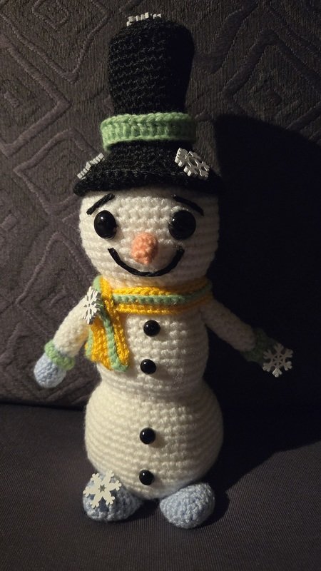 Schneemann mit Wechselkleidung wie: Gillet, Mütze, Zylinder &amp; Schal