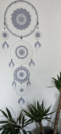 Da ich dickere Wolle (133m/50 g) genutzt habe ist der obere Ring 48 cm statt 30 cm, wie in der Beschreibung, geworden, der zweite 35 cm, der 3. 25 cm und der kleine Ring 18 cm.
Insgesamt ist der Traumfänger 1,60m lang.