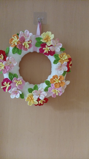 Wunderschön, aber sehr viel Arbeit, da alle Blätter einzeln gehäkelt werden. Aber mit super Ergebnis 😄