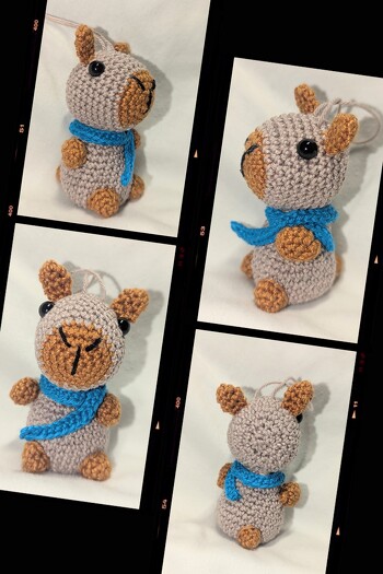 Ich habe das Capybara aus Baumwolle mit einer Häkelnadel 3mm gehäkelt, es wird als ein Tannenbaumanhänger verschenkt, zusätzlich hat er aber auch einpaar kleine Dekosteine im Bäuchlein, damit er stabil sitzen kann wenn der Baum nicht mehr genutzt wird. Weil es ja so kalt ist hat er einen kleinen Schal bekommen 🧣
