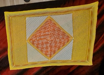 Hallo ihr Lieben.  Nun ist sie fertig  die Tischdecke für den Hexengarten . Das Muster ist frei von mir gewählt. 140x100 cm ist sie geworden . Sie ist gerade fertig gespannt und nun gab es für euch ein Foto.