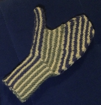 #diagonal #gestrickt #Handschuhe Dieses Mal habe ich nicht glatt rechts gestrickt sondern Krausrippen und Perlmuster eingearbeitet. So wird der Handschuh dichter und kompakter und passt (mir) besser.