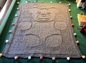 Babydecke Bruno gestrickt nach der Anleitung von CreaEline… die Pompons am Rand sind meine Idee… tolle Anleitung mit der ich sehr gut klar kam! Empfehlenswert! 🤩