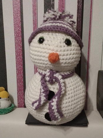 Die Beschreibung war super einfach und es hat Spaß gemacht den Schneemann zu häkeln. Habe eine lockere Bommel an die Mütze gemacht.