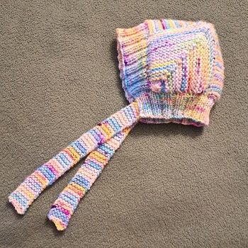 Super Anleitung, gut verständlich erklärt, auch für Strickanfänger geeignet.
Das Mützchen hat eine tolle Passform und kann durch das Band nicht verrutschen.
Habe 4fädige Merinowolle genommen und mit NS 3 gestrickt. Die Mütze ist sehr klein, aber für die Erstlingsgarnitur sehr gut geeignet.