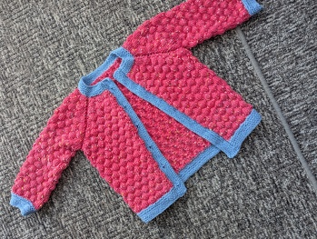 Babyjacke mit Blasenmuster