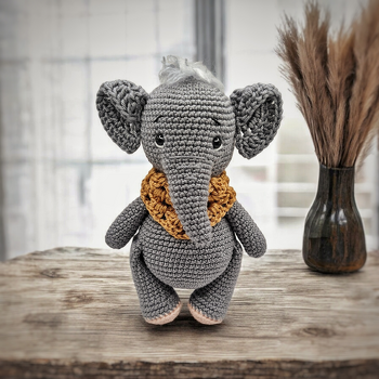 Elefant Emil hat ein Herz aus Gold.
Die Anleitung ist anfängerfreundlich und Schritt für Schritt erklärt.