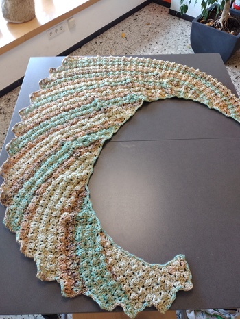 Drachenschal mit Farbverlaufsgarn +goldenem Garn
#winter