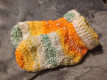 Meine allersten gehäkelten Baby Söckchen.. 🤓 Miniformat.. 🥰 aus Restwolle..
#häkeln