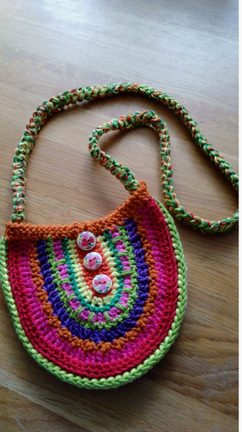 Die kleine Tasche war wirklich schnell gemacht und zur Resteverwertung perfekt. Die Beschenkten hat sich Mega gefreut 🫶