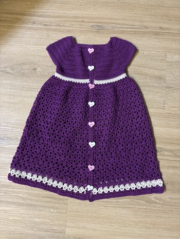 Nun schon das dritte Mal gehäkelt, weil meine Enkeltochter das Kleid so gerne trägt.
Immer eine Nummer größer.