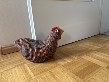 Ich habe Kuschelhuhn Helga ein Säckchen mit Dekosteinen eingenäht und vom Schanz her befüllt. Und dient nun als Türstopper.