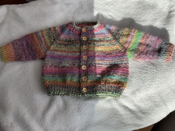 Schöne Anleitung, Bündchen gleich mit gestrickt 6M 1/1 Ripp, dafür 2M mehr je Vorderteil, da Original-Bündchen 8M hat,
Ich hasse nachträgliche Maschenaufnahmen für Bündchen und Knopfleisten