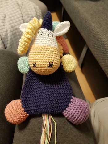 Die Anleitung ist sehr gut nachzuarbeiten! Habe den Kopf lieber gerade angenäht.