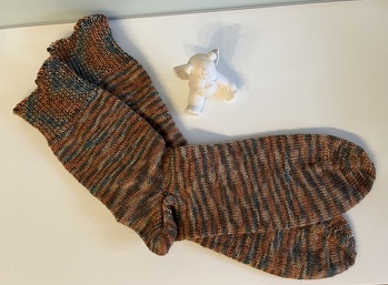 Mein erstes Sockenpaar für den #sockenweltrekord. Das nächste ist schon wieder zur Hälfte fertig. Freu mich, bei so einer tollen Aktion mitmachen zu können!