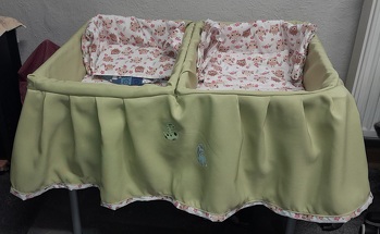 Puppenbettchen aus Kisten aus dem Baumarkt :-) mit Stoff verkleidet und verziert