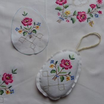 Im Moment entstehen bei mir Kleinigkeiten für die Osterzeit.
Viele Mitteldecken haben Flecken, welche beim Waschen nicht mehr heraus gehen. So habe ich angefangen, Ostereier und Hasen zu nähen.