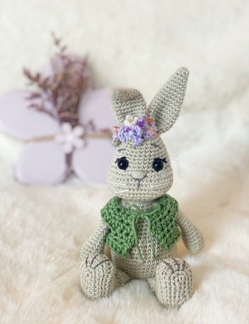 Wie all ihre Anleitungen war auch diese super einfach zu verstehen und wunderschön gestaltet. Die vielen Bilder erklären gut wie alles funktioniert. Es hat mir solchen Spaß gemacht Honey zu häkeln.
PS: es gibt noch eine Anleitung für das niedliche Baby (inkl. Windel) 😍