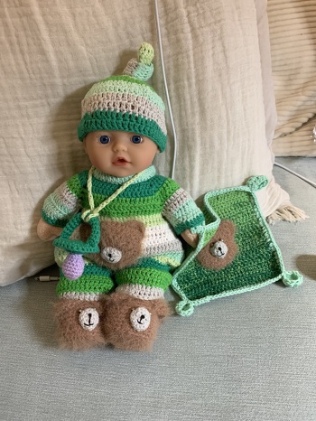 Hat super geklappt, gute Anleitung. Musste ein bisschen improvisieren da mein Outfit für ne 30cm Puppe von Zapf- mit Glatze ist. Drum eine Pimmie Mütze. Hat Spaß gemacht, jedoch nicht unbedingt Anfängergeeignet trotz guter Fotos.