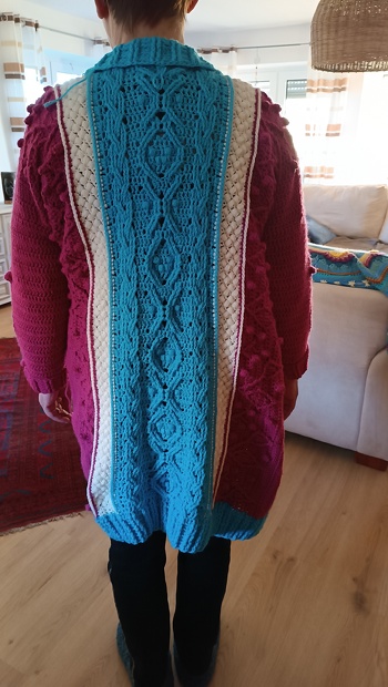 Ein weiterer Kerry Way Cardigan ist geschafft. Gehäkelt mit Stylecraft Special DK in fuchsia. Creme und turquoise.