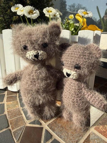 Diese Bärchen gibt es als kostenlose Anleitung von LaCritza bei instagram, sind aber sehr ähnlich der kostenlosen Anleitung, die es auch hier gibt.