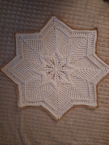 Traumhafte Anleitung von Wollholic Claudia,  ist zwar für Weihnachten,  aber hat Spaß gemacht.