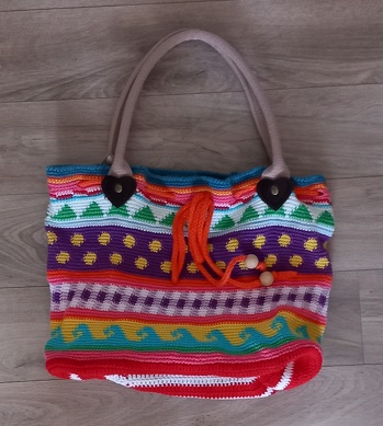 das ist meine bunte Tasche nach einer AL von hier. Ich liebe alles Bunte