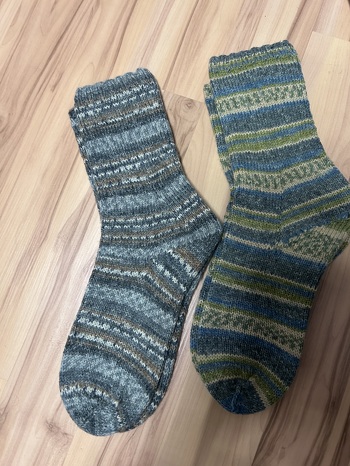 So meine ersten drei Paar sind nun auch fertig für den Sockenweltrekord. Aber ganz bestimmt nicht die letzten die nächsten zwei Paare sind schon auf der Nadel. Benutzt habe ich 4fädrig Sockenwolle und mit dem Sockenwunder gestrickt.