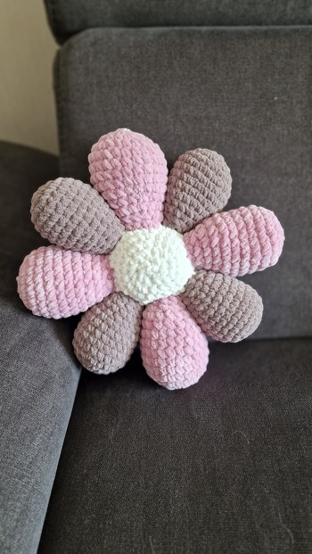 Mal eben zwischendurch gehäkelt. Praktisch, wenn man Chenille-Wollreste hat.