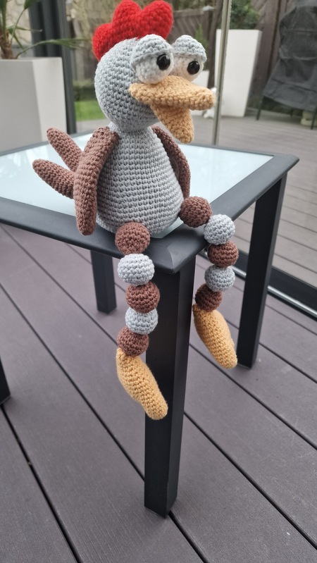 Häkelanleitung für einen „stolzen Gockel“, Kantenhocker