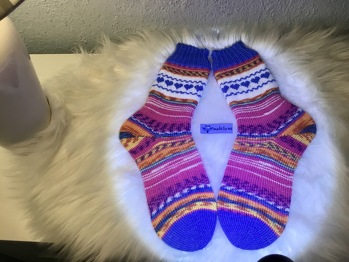Hier wieder ein Sockenpaar Gr. 41 für den #Sockenweltrekord. Gestrickt mit 4fädiger Industriewolle, aufgepeppt mit Colorwork-Herzchen nach Paulien Roggeveen.