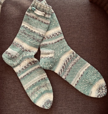 Diesmal mit 6fach Sockenwolle gestrickt! Gr. 41/42 für den #Sockenweltrekord