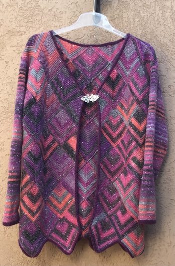 Grundlage war der „Sommerkarl Nr.4 von Littlecherry“ mit der angegebenen Maschenzahl.
Ich liebe dieses klar geometrische Muster und habe es zu einer langärmeligen Jacke umgewandelt.