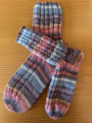 Ein Paar Socken in Gr. 40 - 42 für den #Sockenweltrekord aus der wunderschönen 4fädigen Weltrekord-Sockenwolle von WollyHugs!
Liebe Grüße aus Niederbayern… Claudia