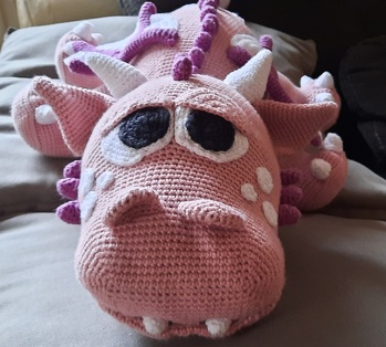 Anfangs hatte ich so meine Schwierigkeiten: das mit der Luftmasche am Ende einer Runde war neu für mich und habe ich nicht verstanden. Die Mundpartie habe ich abgeändert da mir diese 