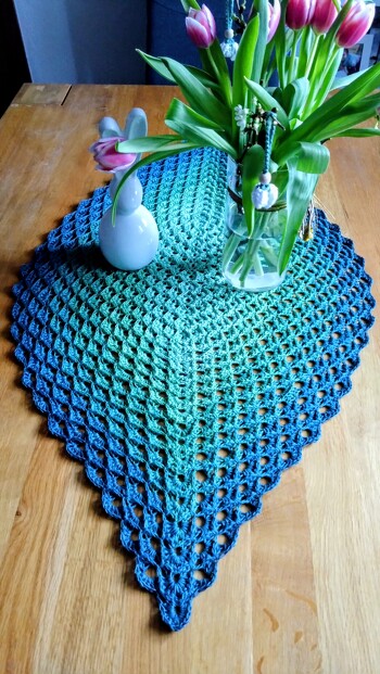 Die Anleitung ist super erklärt, durchaus für ambitionierte Anfänger machbar. Ich habe einen 700 m langen 3 fädigen Bobbel mit Haken 4 verarbeitet, die Decke ist 100 cm lang und 55 cm breit geworden ( nach dem Spannen)