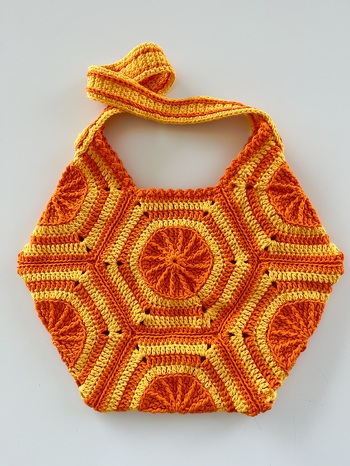 Und noch eine Tasche Cassilda fertig.
Dieses Mal in orange gelb.
Garn Drops Paris (50g/75m) und Nadelstärke 4,5mm