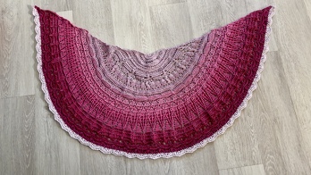 So schnell hatte ich noch nie ein Tuch fertig. Ich war richtig süchtig ;) und wollte nach jeder Reihe wissen, wie es weitergeht. Danke für diese fantastische Anleitung.