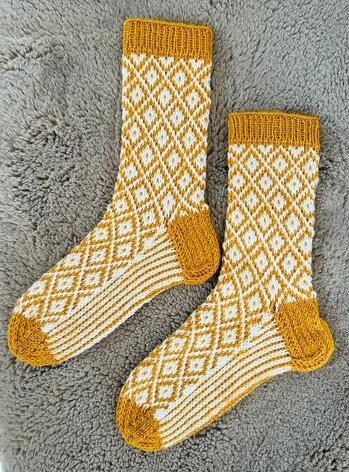 Das sind Kuschelsocken aus 6-fädiger Sockenwolle mit Nadelstärke 3,0 gestrickt
#stricksocken #gelbesocken #wintersocken #frühling #gelb
#winter
#kuschelsocken