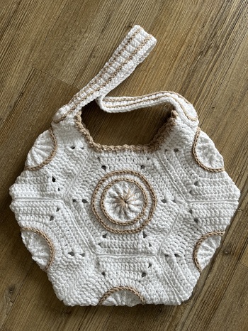 Die Tasche Cassilda mal in weiß beige.