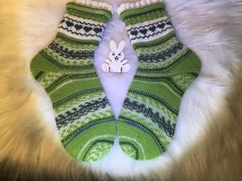 Im Rahmen #gegenkrebsfürdasleben sind wieder ein paar Herzchensocken mit Rüschen für die aktion_gruene_socke entstanden. Größe 39 mit 4-fädiger Industriewolle.