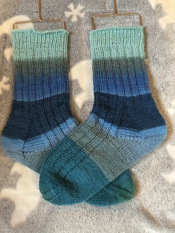Stricken ist meine Leidenschaft seit fast 50 Jahren. Socken stricke ich erst seit knapp 7 Jahren. Natürlich stricke ich auch für den Sockenweltrekord