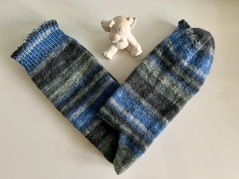 Sockenweltrekord-Paar Nummer 4 aus der Sockenwolle von Wooly Hugs in Größe 42/43.