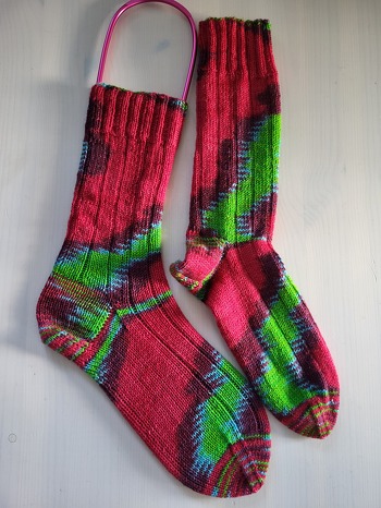 Socken aus selbstgefärbter 4fädiger Sockenwolle in Gr. 40.
#Sockenweltrekord