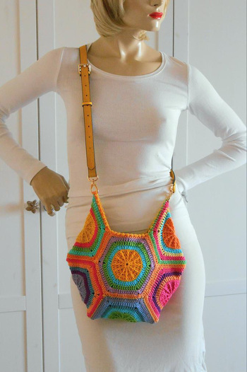 Meine liebe Kundin Gabriele hat die Tasche Cassilda ganz bunt gestaltet und mit einem passenden Lederriemen versehen. 🥰 (Foto mit freundlicher Genehmigung!)