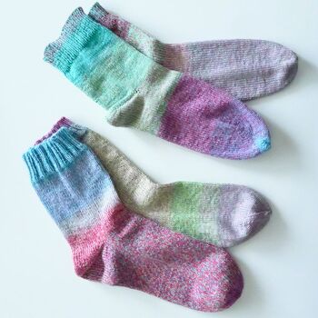 2 Paar Socken mit Bumerangferse aus einem Wollknäuel. Einmal Gr. 43 und einmal Gr. 39
Wolle: 