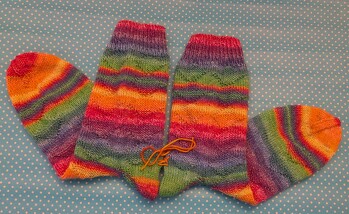 Ein weiteres Paar #Socken für den
#Sockenweltrekord  ist fertig.
Diese regenbogenfarbene  Weltrekord Sockenwolle von #wollyhugs macht so richtig Lust auf Stricken. Das Muster